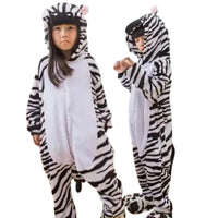 Nos Kigurumi noirs et blancs sont le choix idéal pour les enfants qui aiment combiner jeu et confort. Non seulement ils fournissent une couche supplémentaire de chaleur durant les mois froids, mais ils encouragent également le jeu et la créativité grâce à leurs designs captivants. Investissez dans ces pyjamas de qualité supérieure et offrez à vos enfants le cadeau du confort et de la joie chaque nuit.