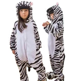 Nos Kigurumi noirs et blancs sont le choix idéal pour les enfants qui aiment combiner jeu et confort. Non seulement ils fournissent une couche supplémentaire de chaleur durant les mois froids, mais ils encouragent également le jeu et la créativité grâce à leurs designs captivants. Investissez dans ces pyjamas de qualité supérieure et offrez à vos enfants le cadeau du confort et de la joie chaque nuit.