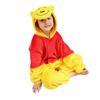 Nos Kigurumi rouges et jaunes sont le choix idéal pour les enfants qui aiment combiner jeu et confort. Non seulement ils fournissent une couche supplémentaire de chaleur durant les mois froids, mais ils encouragent également le jeu et la créativité grâce à leurs designs captivants. Investissez dans ces pyjamas de qualité supérieure et offrez à vos enfants le cadeau du confort et de la joie chaque nuit.