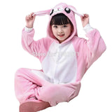 Nos Kigurumi roses et blancs sont le choix idéal pour les enfants qui aiment combiner jeu et confort. Non seulement ils fournissent une couche supplémentaire de chaleur durant les mois froids, mais ils encouragent également le jeu et la créativité grâce à leurs designs captivants. Investissez dans ces pyjamas de qualité supérieure et offrez à vos enfants le cadeau du confort et de la joie chaque nuit.