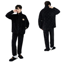 Affrontez les nuits froides avec style et confort grâce à nos pyjamas noir en flanelle à carreaux et peluche longue pour hommes. Parfait pour l'automne et l'hiver, cet ensemble offre chaleur et douceur exceptionnelles.
