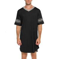Adoptez un style décontracté mais élégant avec notre tenue d'intérieur pour hommes, spécialement conçue pour les mois d'été. Ce haut long à manches courtes dispose d'un col V qui ajoute une touche de raffinement à votre garde-robe de détente. Le motif à rayures colorées assure une apparence moderne et peut être porté aussi bien pour dormir que pour se Relaxer à la maison.