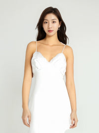 Offrez-vous une touche de luxe avec notre nuisette en satin et dentelle, conçue pour embellir vos soirées et nuits d'été. Cette robe de nuit séduisante est dotée de fines bretelles spaghetti ajustables et d'un charmant nœud latéral, ajoutant une touche féminine et élégante. La composition en satin de soie promet une douceur irrésistible et un confort inégalé, parfait pour se détendre ou dormir avec Style.