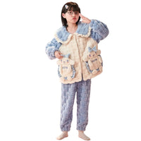 Découvrez l'ensemble de nuit en velours de corail, conçu spécialement pour offrir un confort inégalé aux petites filles. Ce pyjama épais mais respirant, orné de motifs de personnages de dessins animés, promet de douces Nuits d'hiver. La texture ultra-douce et le design soigné garantissent que votre fille se sentira à l'aise et à la mode, même en pyjama.