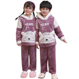 Offrez à vos enfants la chaleur et le confort durant les soirées fraîches avec notre ensemble de pyjamas en flanelle et polaire coral. Parfait pour les garçons et les filles, cet ensemble dispose de motifs amusants d'ours cartoon, ajoutant une touche de joie à leur routine nocturne. Le tissu doux en flanelle garantit une chaleur confortable, tandis que la polaire coral apporte une douceur extrême, assurant ainsi une nuit de Sommeil paisible.