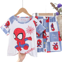 Transformez l'heure du coucher en moment de joie avec notre pyjama Spiderman pour garçons. Avec des imprimés vifs et un design confortable, ces pyjamas sont parfaits pour se détendre ou jouer avant de dormir.