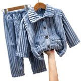 Choisissez la taille parfaite pour vos enfants avec notre guide détaillé, conçu pour assurer un ajustement confortable de 2 à 14 ans. Ces pyjamas en polaire sont faciles à entretenir : lavables en machine, ils résistent à l'usure et conservent leur douceur lavage après lavage, ce qui en fait un choix pratique pour les parents et un favori Pour les enfants