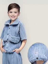 Choisissez la taille parfaite pour vos enfants avec notre guide détaillé, conçu pour assurer un ajustement confortable de 2 à 14 ans. Ces pyjamas en polaire sont faciles à entretenir : lavables en machine, ils résistent à l'usure et conservent leur douceur lavage après lavage, ce qui en fait un choix pratique pour les parents et un favori pour les enfants