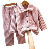 Non seulement nos pyjamas en polaire corail gardent vos enfants au chaud, mais ils le font avec style. Disponibles en diverses couleurs unies, ces ensembles sont à la fois classiques et tendance, avec des cols tailleur soigneusement conçus et des finitions de haute qualité qui ajoutent une touche d'élégance à la garde-robe de nuit de vos enfants.
