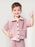 Choisissez la taille parfaite pour vos enfants avec notre guide détaillé, conçu pour assurer un ajustement confortable de 2 à 14 ans. Ces pyjamas en polaire sont faciles à entretenir : lavables en machine, ils résistent à l'usure et conservent leur douceur lavage après lavage, ce qui en fait un choix pratique pour les parents et un favori pour les Enfants