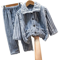 Non Seulement nos pyjamas en polaire corail gardent vos enfants au chaud, mais ils le font avec style. Disponibles en diverses couleurs unies, ces ensembles sont à la fois classiques et tendance, avec des cols tailleur soigneusement conçus et des finitions de haute qualité qui ajoutent une touche d'élégance à la garde-robe de nuit de vos enfants.