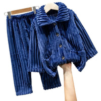 Non seulement nos pyjamas en polaire corail gardent vos enfants au chaud, mais ils le font avec style. Disponibles en diverses couleurs unies, ces ensembles sont à la fois classiques et tendance, avec des cols tailleur soigneusement conçus et des finitions de haute qualité qui ajoutent une touche d'élégance à la garde-robe de Nuit de vos enfants.