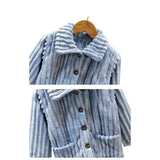 Optez pour nos pyjamas en polaire corail et offrez à vos enfants le meilleur en termes de confort hivernal. Avec leur chaleur supérieure, leur douceur inégalée et leur design intemporel, ces pyjamas sont le choix parfait pour les parents qui cherchent des solutions de nuit à la fois fonctionnelles et esthétiques pour leurs enfants Pendant les mois les plus froids.